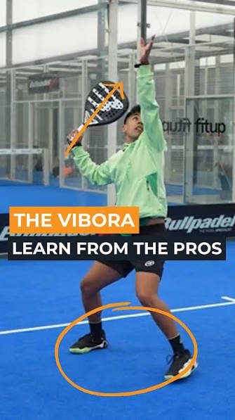 A pro reaching up to strike a víbora
