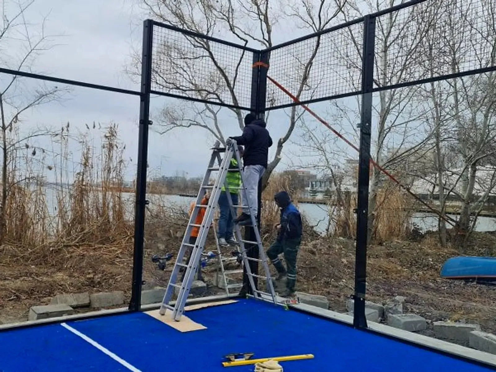 How much does a padel court cost?